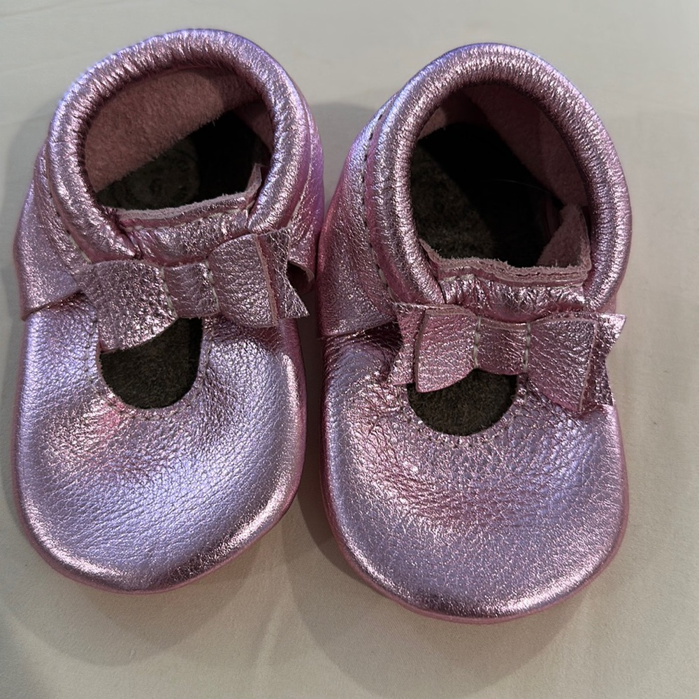 Freshly Picked bow mini sole size 6 Mocs metallic pink